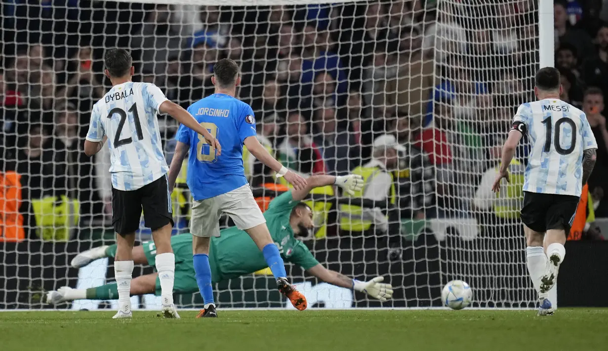 Pemain Argentina Paulo Dybala (kiri) mencetak gol ke gawang Italia pada pertandingan sepak bola Finalissima di Stadion Wembley, London, Inggris, 1 Juni 2022. Argentina menang 3-0. (AP Photo/Matt Dunham)