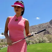 Farah Quinn tetap seksi saat bermain golf. (Instagram/farahquinnofficial)