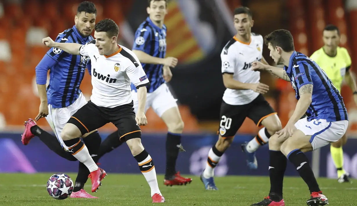 Penyerang Valencia, Kevin Gameiro membawa bola saat bertanding melawan Atalanta pada pertandingan leg kedua babak 16 besar Liga Champions di Mestalla, Spanyol (10/3/2020). Atalanta menang 4-3 atas Valencia dan lolos ke perempat final Liga Champions. (UEFA via AP)