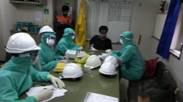 Seluruh ABK Kapal MV Aurora Cristine menjalani rapid test, usai nahkoda meninggal dunia mendadak di kamar. (Foto: Liputan6.com/Polres CIlacap)