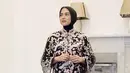 Untuk tampilan kondangan yang sedikit glamor, kamu bisa gunakan dress bordir dan lace. Nina Zatulini mengenakan abaya dress full bordir dengan aksen rok tulle di bawah yang manis. [@ninazatulini22]