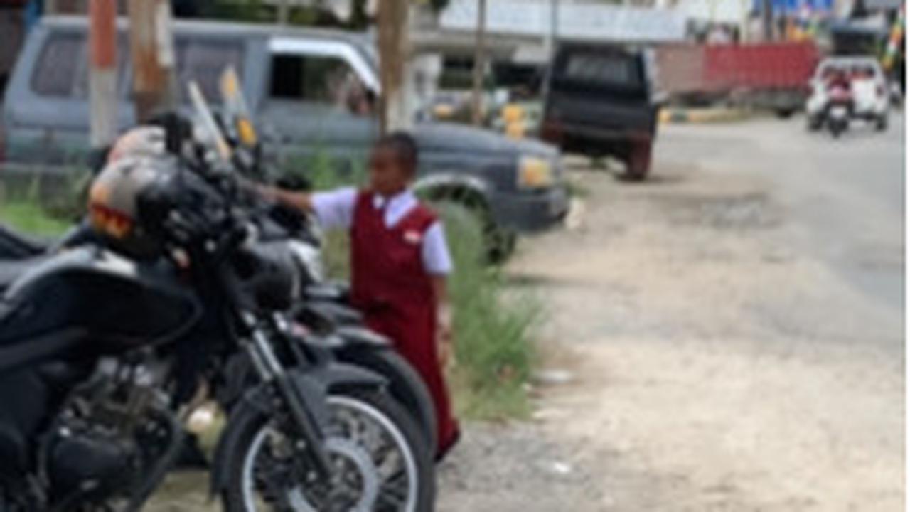Bocah SD Tepergok Ngelus-elus Motor Polisi, Wajahnya Panik Dihampiri Anggota Endingnya Tak Terduga