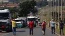 Pengemudi truk memblokir sebagian jalan, yang menghubungkan Rio de Janeiro dan Teresopolis, di Guapimirim, Brasil, Rabu (23/5). Mereka memprotes kenaikan harga solar yang terus naik selama setahun terakhir karena harga minyak dunia naik. (AP/Leo Correa)