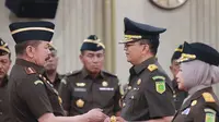 Jaksa Agung ST Burhanuddin melantik Dirdik Jampidsus Kejagung Kuntadi menjadi Kepala Kejaksaan Tinggi (Kajati) Lampung. (Liputan6.com/Nanda Perdana Putra)