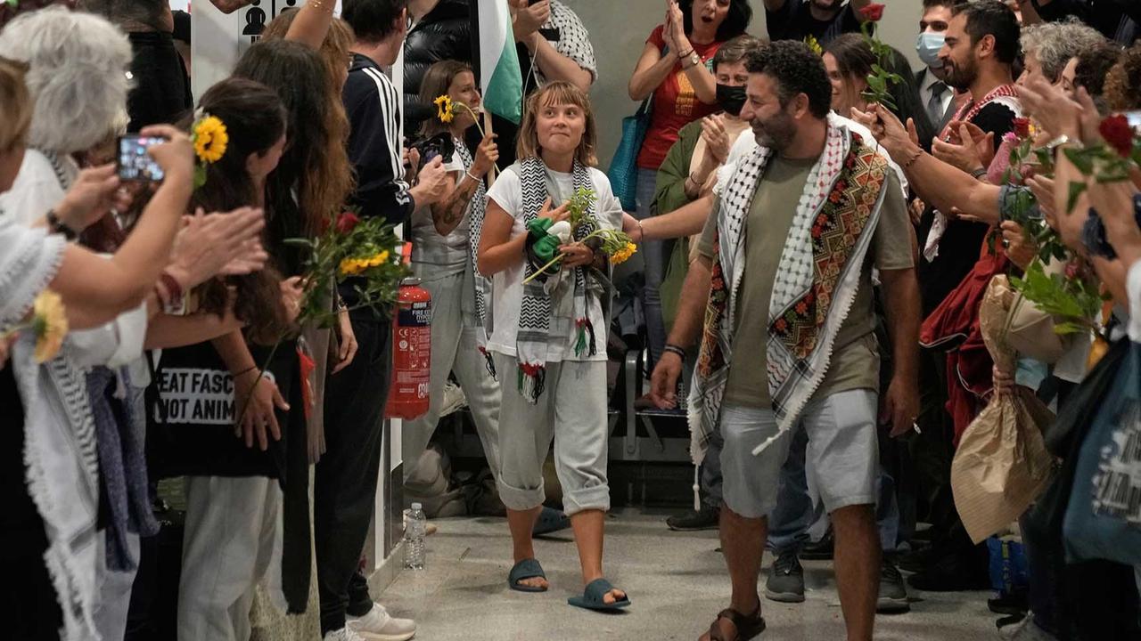 FOTO: Greta Thunberg Dideportasi Israel, Kecam Genosida di Gaza Setibanya di Yunani