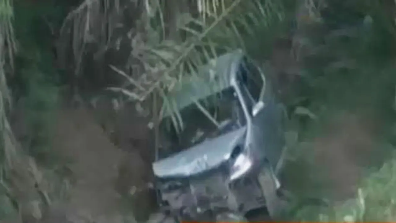 VIDEO: Hindari Remaja Selfie, Minibus Terjun ke Jurang