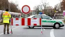Petugas kepolisian memblokade jalan menyusul evakuasi massal di pusat kota Augsburg, Jerman, Minggu (25/12). Lebih dari 54.000 warga terpaksa dievakuasi setelah ditemukan bom seberat 1,8 ton peninggalan Perang Dunia II. (REUTERS/Michaela Rehle)