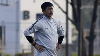 Pelatih Timnas Indonesia U-22, Indra Sjafri, memperhatikan pemainnya saat internal game di Lapangan C, Senayan, Jakarta, Selasa (19/11). Timnas U-22 terus matangkan skema permainan lewat internal game. (Bola.com/Yoppy Renato)