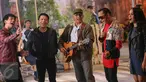 (Ki-ka) Ryan D'Masiv, Ariel NOAH, Iwan Fals, Giring Nidji dan Momo Geisha saat proses syuting pembuatan video klip lagu 'Kemesraan' di kawasan Jakarta Timur, Selasa (19/1/2016). (Liputan6.com/Faizal Fanani)