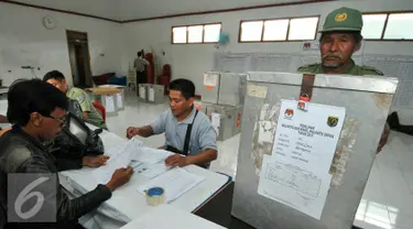 Distribusi logistik Pemilihan Kepala Daerah (Pilkada) Kota Depok berjalan lancar dan aman, Depok, Selasa (8/12). Saat ini posisi kotak sudah berada di kelurahan se-Kota Depok dan mulai dibagikan kepada TPS. (Liputan6.com/Yoppy Renato)