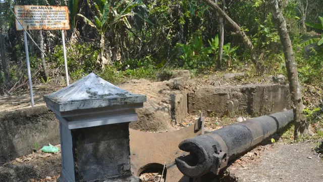 Meriam peninggalan kolonial tergeletak tanpa perawatan di Pulau Nusakambangan.(Foto: Liputan6.com/Muhamad Ridlo)