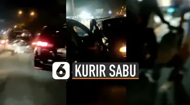 Baru-baru ini beredar video detik-detik penangkapan kurir sabu-sabu. polisi berhasil menangkap beberapa pelaku dan sedang menyelidiki kasus ini lebih lanjut.