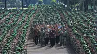 Jokowi berjalan ditengah barisan pasukan Kostrad saat mengunjungi Markas Divisi Infanteri 1 Kostrad Cilodong, Jawa Barat, Rabu (16/11).Presiden yang merupakan Panglima Tertinggi TNI ini disambut yel-yel 3.500 pasukan. (Biro Pres Kepresidenan)