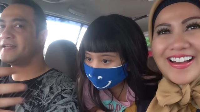 Dikabarkan Segera Menikah, Ini 6 Potret Ferry Irawan dan Anak Angkat Venna Melinda