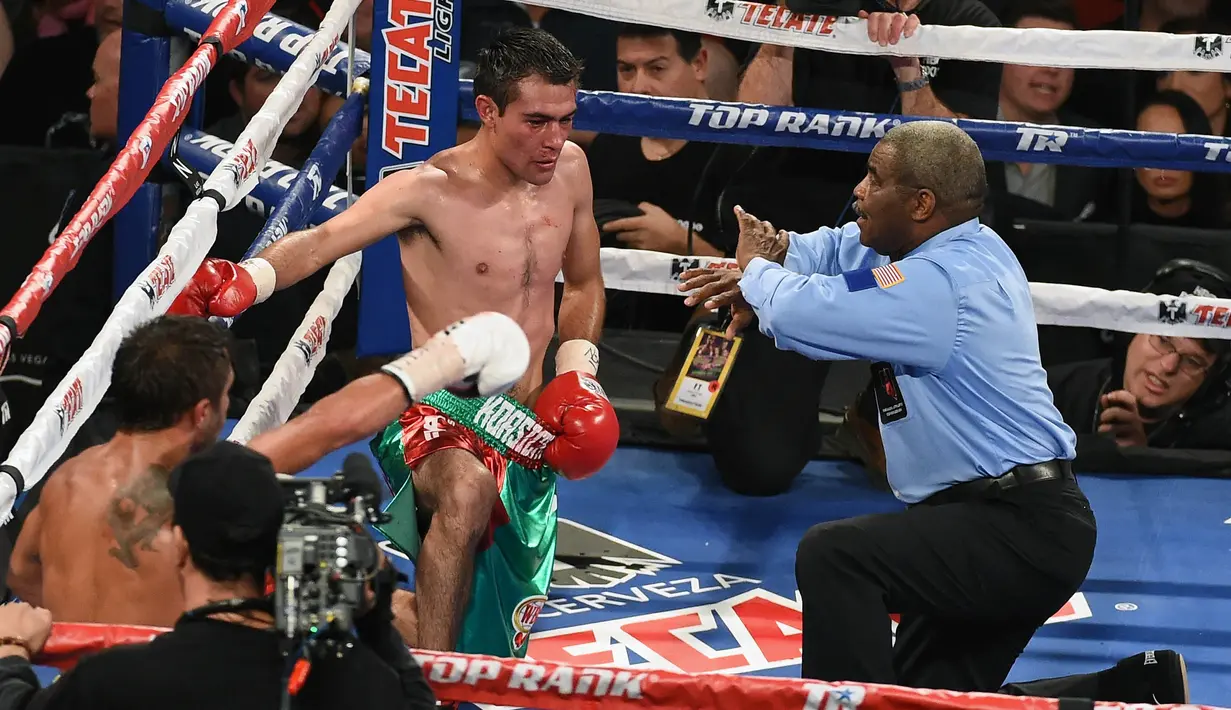 Wasit Robert Byrd saat memimpin laga antara Vasyl Lomachenko melawan Romulo Koasicha di Las Vegas, Jumat (19/11/2016). Robert Byrd akan menjadi wasit yang memimpin laga tinju antara Floyd Mayweather dan Conor McGregor. (AFP/Ethan Miller)