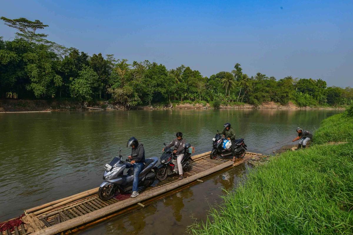FOTO: Rakit Bambu Terakhir di Sungai Cisadane Masih Melayani Warga