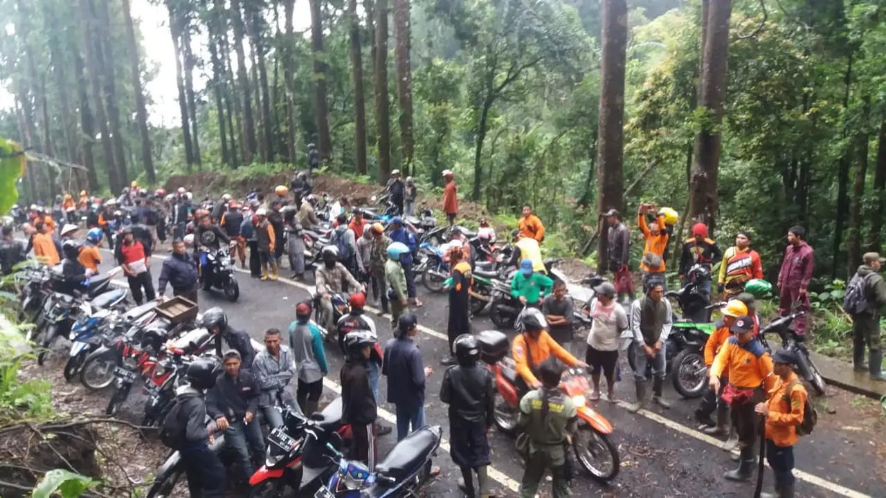 Tim SAR gabungan mencari orang hilang atas nama Eko Sumitro, warga Kotayasa, Sumbang, Banyumas. (Foto: Liputan6.com/TRC BPBD BMS/Muhamad Ridlo)