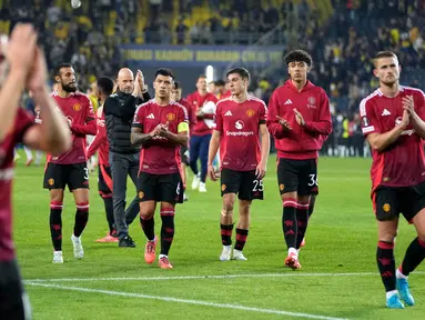 Para pemain Manchester United menyapa para pendukungnya pada akhir pertandingan matchday 3 Liga Europa 2024/2025 melawan Fenerbahce di stadion Sukru Saracoglu, di Istanbul, Turki, Kamis 24 Oktober 2024 atau Jumat 25 Oktober 2024 dini hari WIB. (AP Photo/Francisco Seco)