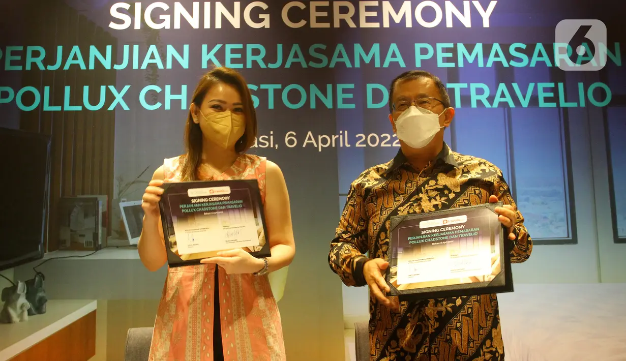 VP of Business Development Travelio Felicia Gautama dan Direktur Utama Pollux Chadstone Yanto Zefania menunjukan naskah Perjanjian Kerja Sama (PKS) Jasa Pemasaran Penyewaan Apartemen di Cikarang, Bekasi (6/4/2022).