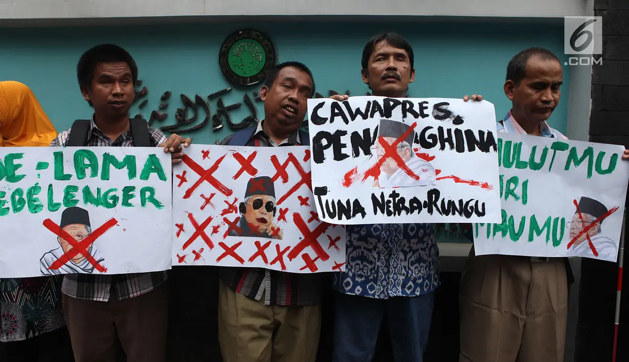 Massa penyandang disabilitas yang tergabung dalam Persatuan Aksi Sosial Tuna Netra Indonesia (PASTI) menggelar aksi di depan kantor Majelis Ulama Indonesia (MUI), Jakarta Pusat, Rabu (14/11). (Merdeka.com/Imam Buhori)