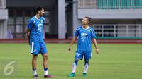 Gelandang Persib, Kim Jeffrey Kurniawan (kanan) berbincang dengan Vladimir Vujovic jelang latihan resmi laga perebutan tempat ketiga Piala Presiden 2017 melawan Semen Padang di Stadion Pakansari, Kab Bogor, Jumat (10/3). (Liputan6.com/Helmi Fithriansyah)