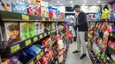 Pengunjung memilih produk makanan dan minuman di salah satu gerai ritel di Jakarta, Sabtu (4/1/2025). (Liputan6.com/Angga Yuniar)