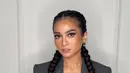 Tak hanya makeup, Acha juga tampil manglingi dengan rambut double braided ponytail yang ekspresif [@bumiauw]
