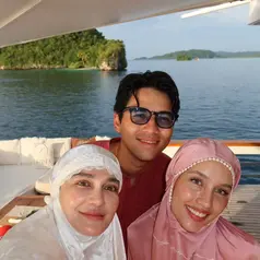 Di tengah suasana yang intimate, keduanya justru tampil memikat lewat riasan natural yang flawless. [@lunamaya].