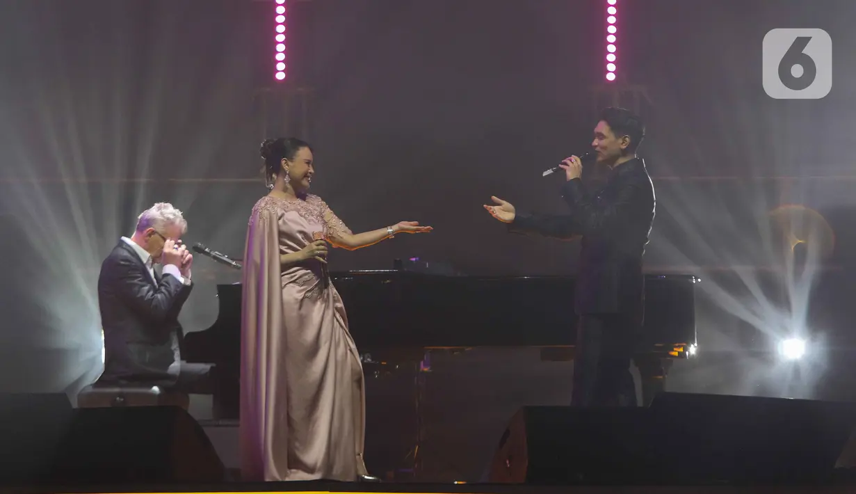 Selain tampil duet bersama Afgan, Rossa juga menyanyikan satu lagu spesial lain, yakni "To Love You More" yang diciptakan David Foster untuk Celine Dion. (Liputan6.com/Herman Zakharia)