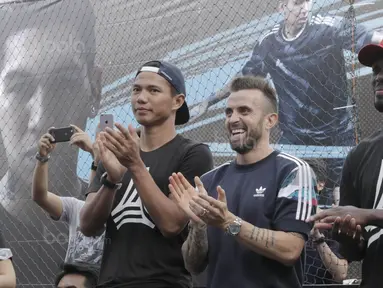 Bintang liga 1, Michael Essien, Paulo Sergio dan Achmad Jufriyanto menghadiri turnamen Adidas Tango League di Senayan City, Jakarta, Minggu (13/8/2017). Acara ini merupakan bagian dari peluncuran sepatu anyar Adidas. (Bola.com/M Iqbal Ichsan)