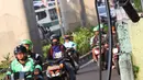 Instalasi kabel menjuntai ke trotoar di Jalan Kyai Maja, Jakarta, Rabu (10/4). Selain menganggu kenyamanan pejalan kaki, kondisi instalasi kabel yang semrawut tersebut juga berbahaya apabila mengandung aliran listrik. (Liputan6.com/Immanuel Antonius)