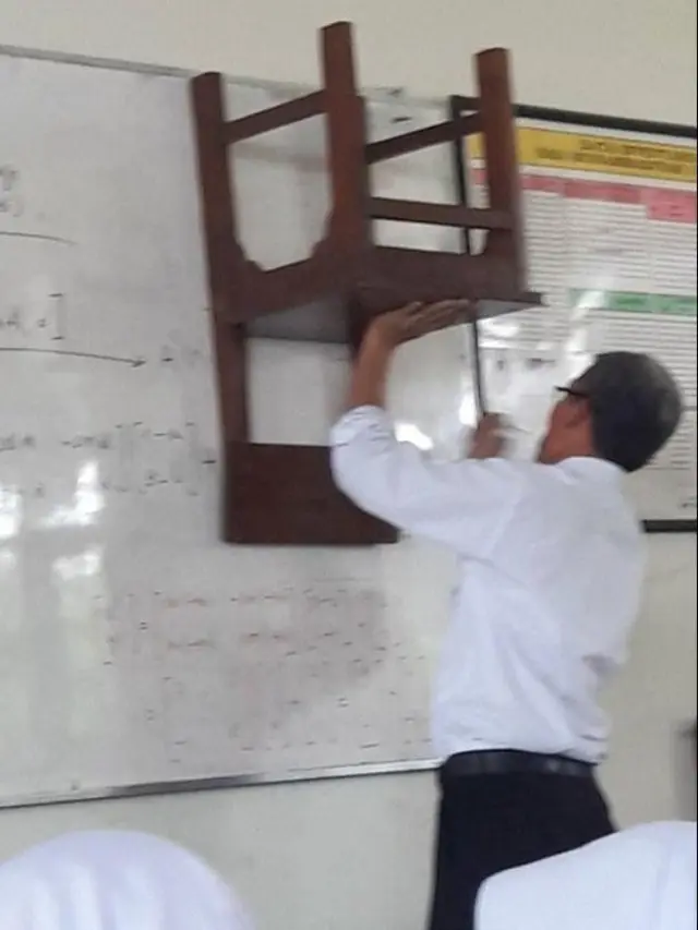 8 Potret Kocak Kelakuan Guru Waktu di Sekolah Ini Bikin Tepuk Jidat