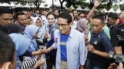 Calon Wakil Presiden Nomor urut 02 sekaligus tokoh entrepreneur Sandiaga Uno menyapa kaum milenial saat menghadiri Sragen Young Entrepreneur Summit (YES) 2019 di Sragen, Jawa Tengah, Minggu (24/2). Sragen YES 2019 mengusung tema Arah Baru Ekonomi Indonesia. (Liputan6.com/HO/Nando)