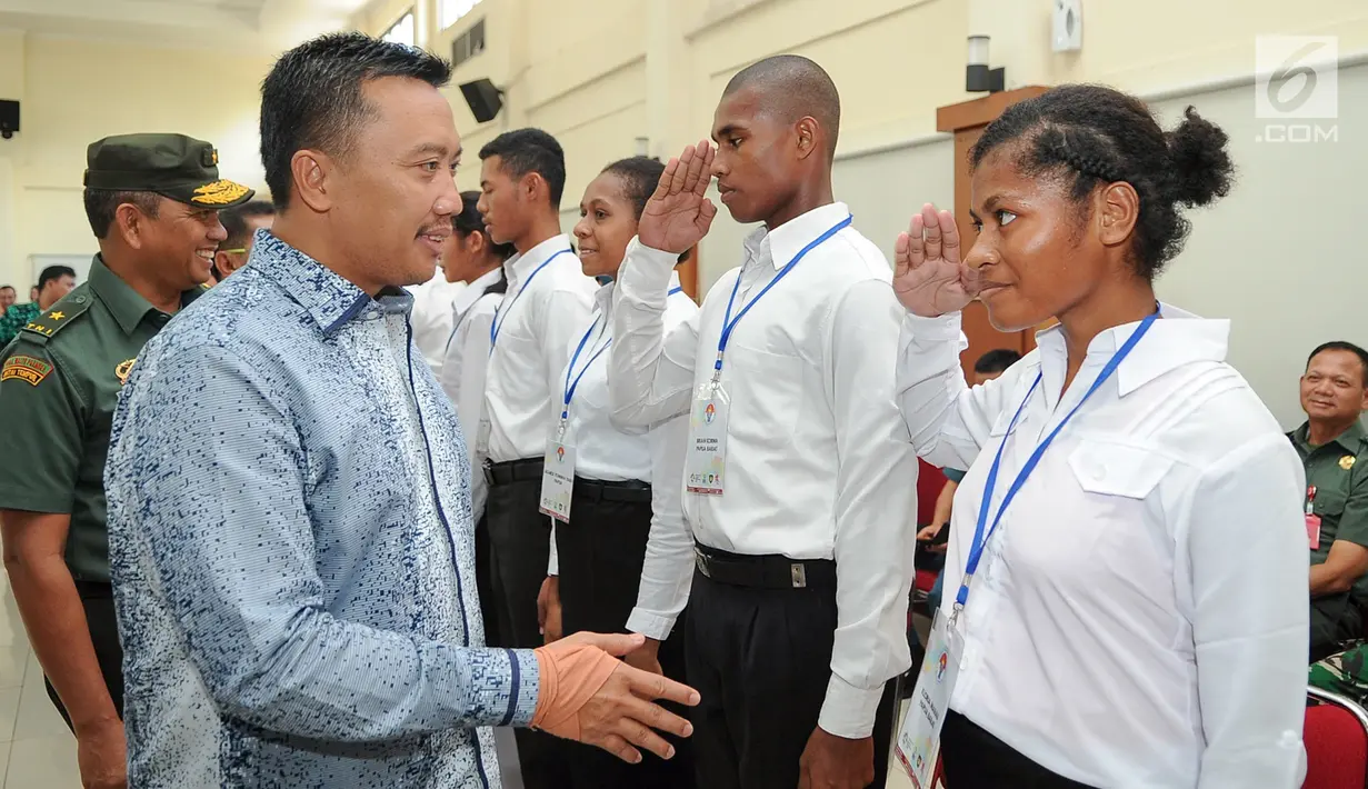 Menpora Imam Nahrawi menyalami calon Paskibraka Nasional 2017 usai pembukaan Pusdiklat di PP-PON Cibubur, Jakarta, Rabu (26/7). Sebanyak 68 putra dan putri terbaik dari 34 Provinsi di Indonesia menjalani Pusdiklat. (Liputan6.com/Yoppy Renato)