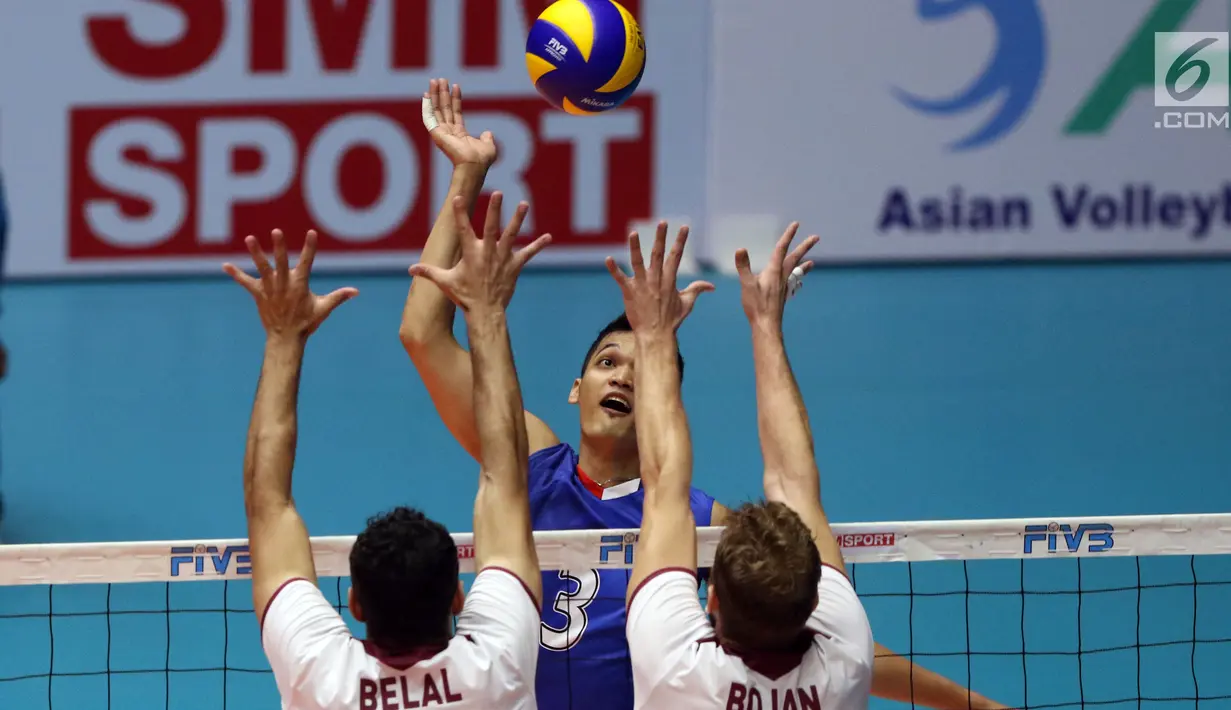Pemain Timnas voli putra Indonesia, Sigit Ardian melakukan smes saat melawan Qatar pada Kejuaraan Voli Asia 2017 di GOR Tri Dharma, Gresik, Rabu (26/7). Indonesia unggul 3-2 (24-26, 14-25, 25-20, 25-21, 15-11). (Liputan6.com/Helmi Fithriansyah)