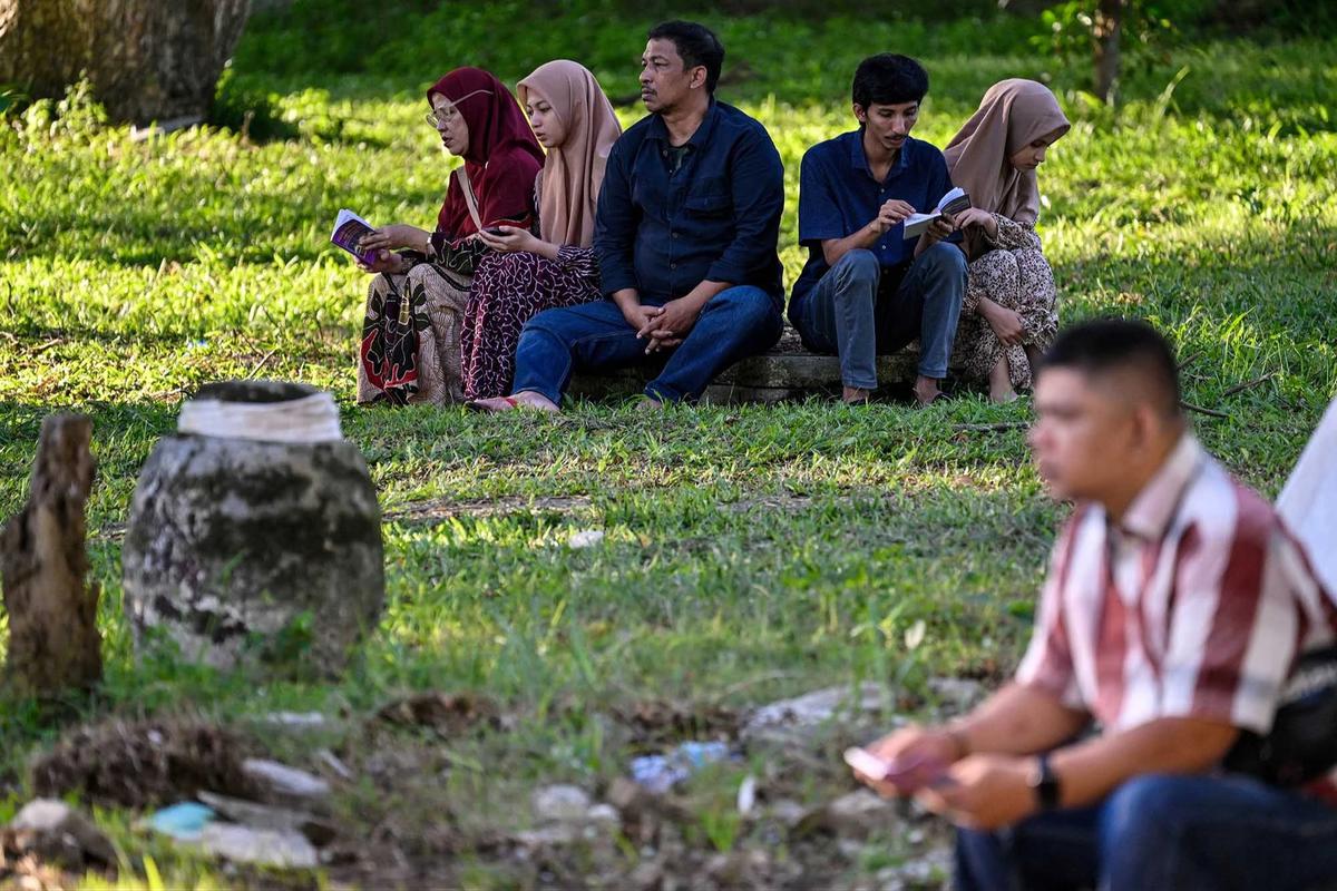 FOTO: Dua Puluh Satu Tahun Tsunami Aceh,  Warga Berziarah ke Kuburan Massal