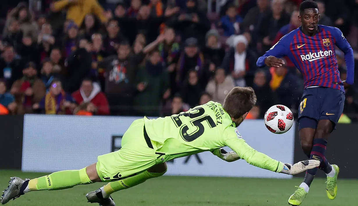 Penyerang Barcelona, Dembele berusaha mencetak gol ke gawang Levante pada leg kedua babak 16 besar Copa del Rey di Stadion Camp Nou, Kamis (17/1). Barcelona lolos ke perempat final Copa Del Rey usai menang 3-0 atas Levante. (AP/Manu Fernandez)