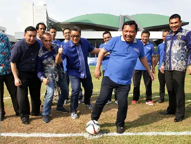 Sejumlah anggota Fraksi Demokrat berpose saat pembukaan turnamen futsal dalam rangka HUT Partai Demokrat ke-15 di Lapangan Sepakbola DPR, Jakarta, Jumat (9/9). Partai Demokrat bertekad kembali merebut kekuasaan pada Pemilu 2019. (Liputan6.com/Johan Tallo)