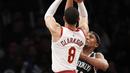 Pebasket Brooklyn Nets, Dante Cunningham, menghadang  pebasket Cleveland Cavaliers, Jordan Clarkson, pada laga NBA di Barclay Arena, Senin (26/3/2018). Cleveland Cavaliers menang 121-114 atas Brooklyn Nets. (AP/Kathy Willens)