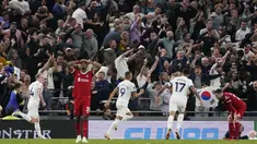 Pemain Tottenham Hotspur merayakan gol bunuh diri yang dicetak oleh pemain Liverpool, Joel Matip, pada laga pekan ketujuh Premier League 2023/2024 di Tottenham Hotspur Stadium, Sabtu (30/09/2023). (AP Photo/Alberto Pezzali)
