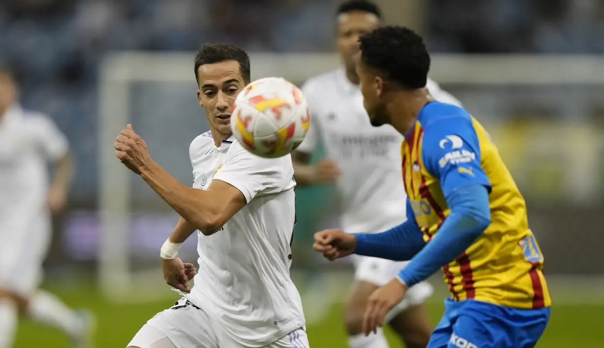 Gelandang Real Madrid, Lucas Vazquez berebut bola dengan penyerang Valencia, Justin Kluivert pada pertandingan semifinal Piala Super Spanyol di Stadion Internasional King Fahd di Riyadh, Arab Saudi, Kamis (12/1/2023). Kemenangan tersebut membuat Los Blancos melaju ke final Piala Super Spanyol 2023. (AP Photo/Hussein Malla)