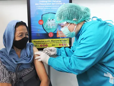 Petugas menyuntikkan vaksin COVID-19 Sinovac kepada tenaga kesehatan berusia lanjut di Puskesmas Kecamatan Jagakarsa, Jakarta, Kamis (11/2/2021). Sekitar 11 ribu nakes lansia yang berusia di atas 60 tahun saat ini menjadi prioritas penerima vaksin covid-19. (merdeka.com/Arie Basuki)