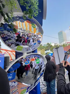 AQUA menghadirkan Teras Adem sebagai pusat pengalaman “Perayaan AQUA Ademin Indonesia” 15–22 Agustus 2026 dalam rangka HUT RI ke-81 di kawasan Blok M, Jakarta (15/8/2026). (Liputan6.com/Alfareza Ramadhani)