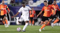 Vinicius Junior dari Real Madrid mencetak gol kedua timnya selama Liga Champions, pertandingan sepak bola grup B antara Real Madrid dan Shakhtar Donetsk di stadion Alfredo di Stefano di Madrid, Spanyol, Rabu, 21 Oktober 2020. (Foto AP / Manu Fernandez)