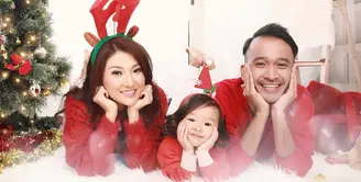 Pada momen natal ini, Ruben Onsu memanfatkan untuk ziarah ke kedua orang tuanya. Tidak hanya sampai disitu, suami Sarwendah itu juga menyambangi makam sahabatnya, Julia Perez dan Olga Syahputra. (Instagram/ruben_onsu)