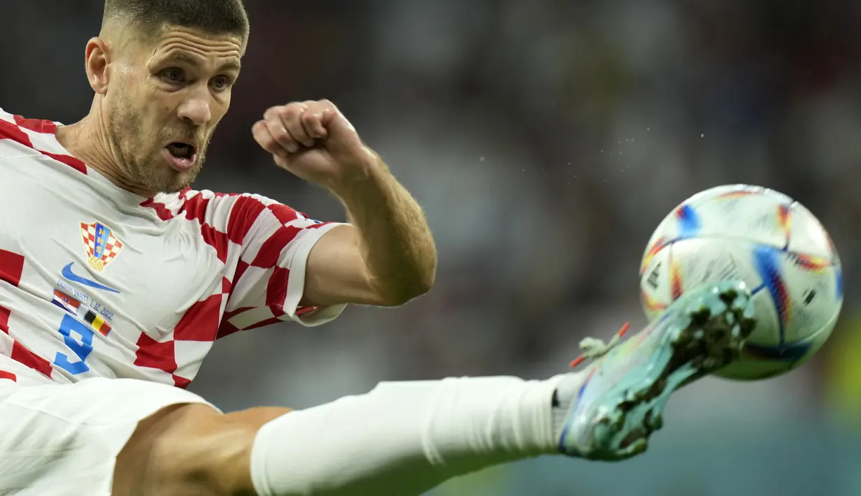 Penyerang Kroasia, Andrej Kramaric  menendang bola saat bertanding melawan Belgia pada pertandingan grup F Piala Dunia 2022 di Stadion Ahmad Bin Ali di Al Rayyan, Qatar, Kamis (1/12/2022). Hasil imbang ini membuat Kroasia finis posisi kedua dan lolos ke babak 16 besar bersama Maroko. (AP Photo/Francisco Seco)