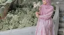 Menjadi seorang model busana, penampilan mantan istri dari Rizki DA ini kerap banjir pujian. Beberapa busana yang ia kenakan pun terlihat luwes dan stylish. Apalagi saat mengenakan busana dengan warna pastel yang makin terlihat anggun. (Liputan6.com/IG/nadyamustikarahayu)