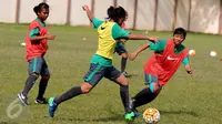 Pemain Timnas Putri Indonesia U-15 berebut bola saat latihan di Lapangan GOR Sunter, Jakarta, Kamis (4/5). Latihan ini persiapan mengikuti ajang Piala AFF U-15 putri 2017 yang digelar di Laos, 7-20 Mei mendatang. (Liputan6.com/Helmi Fithriansyah)