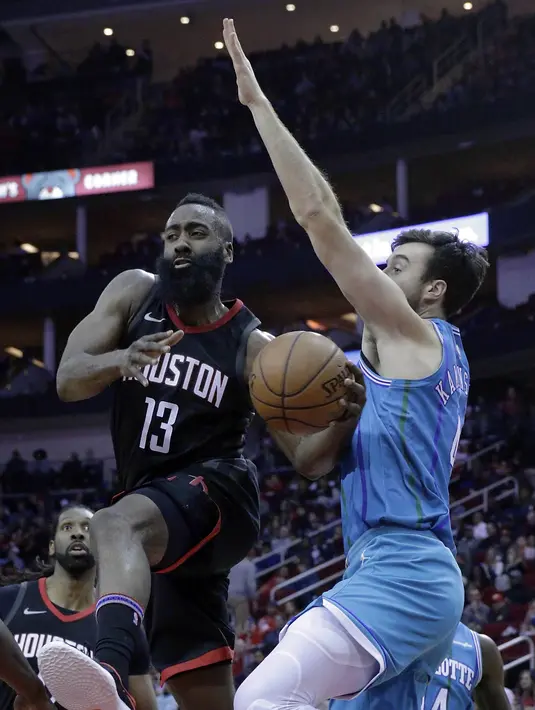 Pebasket Houston Rockets, James Harden, berusaha melewati pebasket Charlotte Hornets, Frank Kaminsky, pada laga NBA di Stadion Toyota Center, Kamis (14/12/2017). Houston Rockets menang 108-96 atas Charlotte Hornets. (AP/Michael Wyke)