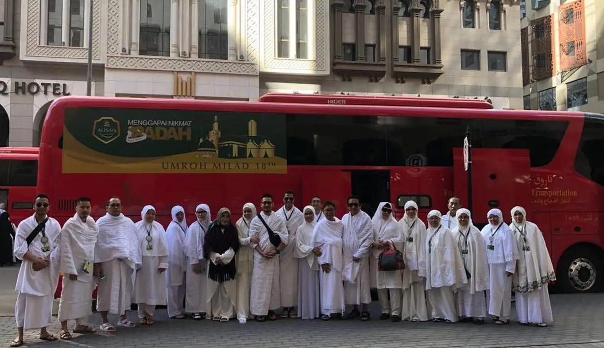 Umi Kalsum, ibunda Ayu Ting Ting memang sangat sering mengunggah foto-foto spesialnya di akun Instagram. Termasuk soal kerinduannya pada Bilqish, cucu kesayangannya, anak dari Ayu Ting Ting. (Instagram/mom_ayting92_)